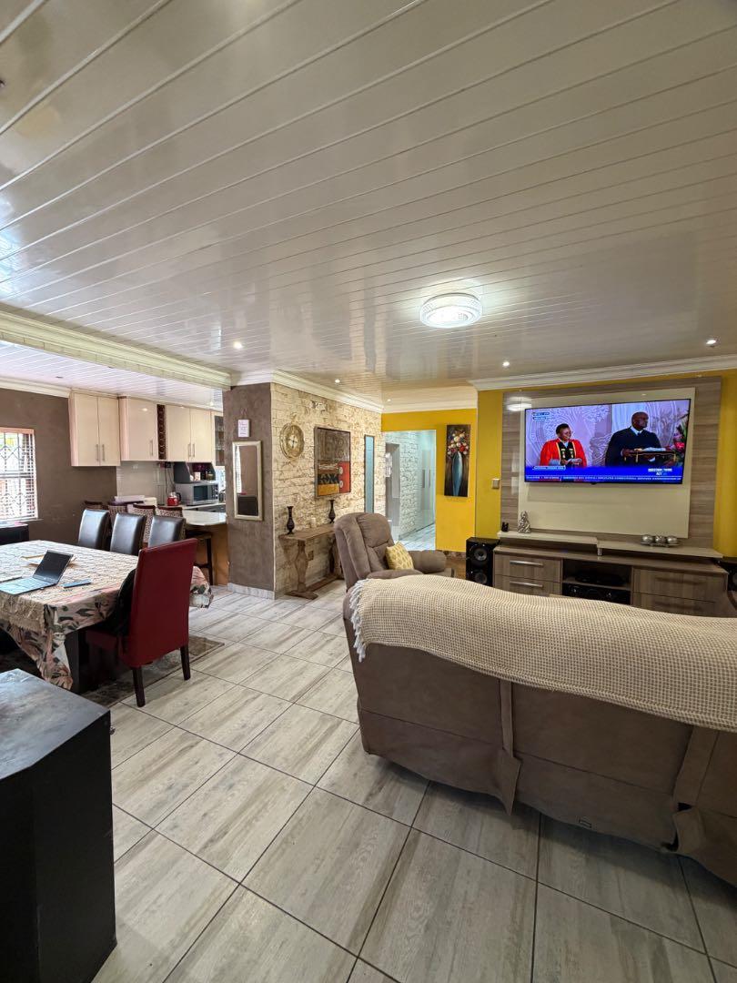 5 Bedroom Property for Sale in Elim Western Cape